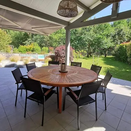 Piscine Chauffee Dans Un Ecrin De Verdure *