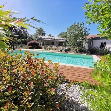 Piscine Chauffee Dans Un Ecrin De Verdure