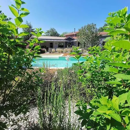 Piscine Chauffee Dans Un Ecrin De Verdure Villa *